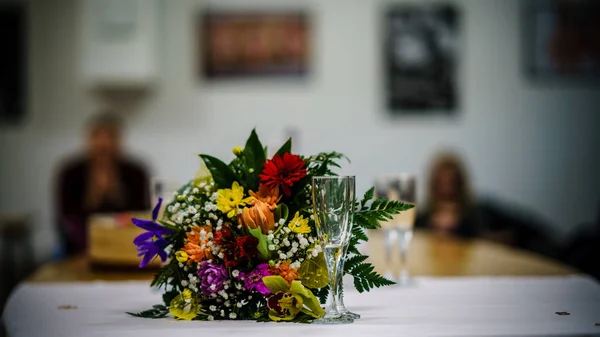 Tema decorazioni nuziali, fiori in interni bianchi — Foto Stock