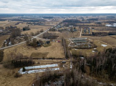 Drone görüntü. evleri ve yol şebeke ile kırsal bölgenin havadan görünümü