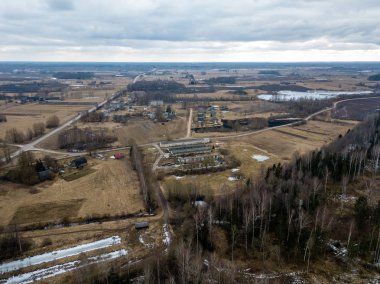 Drone görüntü. evleri ve yol şebeke ile kırsal bölgenin havadan görünümü
