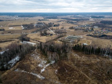 Drone görüntü. evleri ve yol şebeke ile kırsal bölgenin havadan görünümü