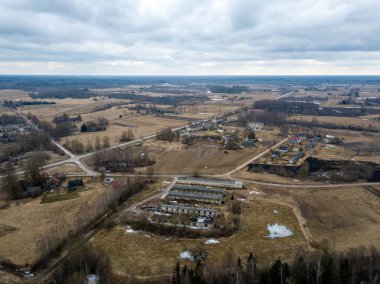 Drone görüntü. evleri ve yol şebeke ile kırsal bölgenin havadan görünümü