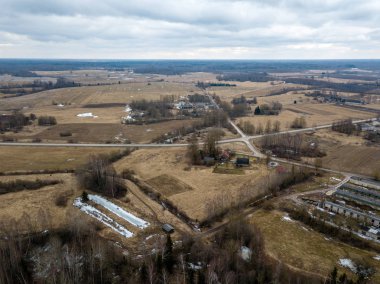 Drone görüntü. evleri ve yol şebeke ile kırsal bölgenin havadan görünümü