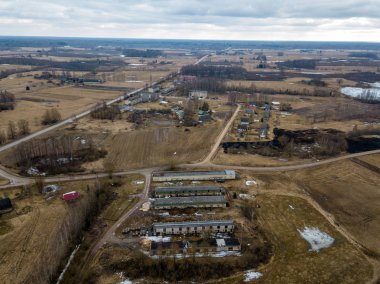 Drone görüntü. evleri ve yol şebeke ile kırsal bölgenin havadan görünümü
