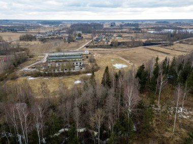 Drone görüntü. alanları ve ormanları ile kırsal bölgenin havadan görünümü