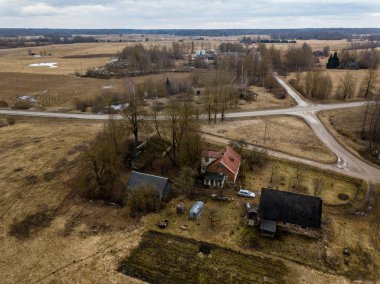 Drone görüntü. evleri ve yol şebeke ile kırsal bölgenin havadan görünümü