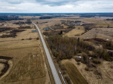 Drone görüntü. evleri ve yol şebeke ile kırsal bölgenin havadan görünümü