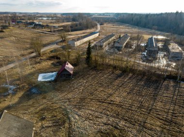 Drone görüntü. evleri ve yol şebeke ile kırsal bölgenin havadan görünümü