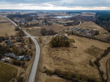 Drone görüntü. evleri ve yol şebeke ile kırsal bölgenin havadan görünümü