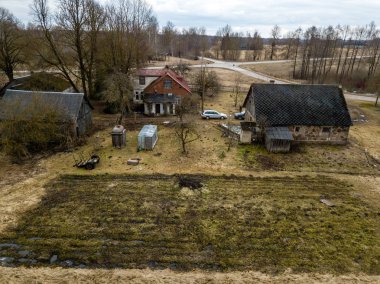 Drone görüntü. evleri ve yol şebeke ile kırsal bölgenin havadan görünümü