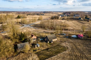 Drone görüntü. evleri ve yol şebeke ile kırsal bölgenin havadan görünümü