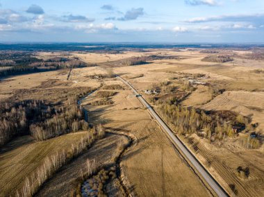 Drone görüntü. evleri ve yol şebeke ile kırsal bölgenin havadan görünümü