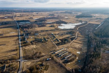 Drone görüntü. evleri ve yol şebeke ile kırsal bölgenin havadan görünümü