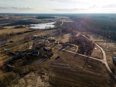 Drone görüntü. evleri ve yol şebeke ile kırsal bölgenin havadan görünümü