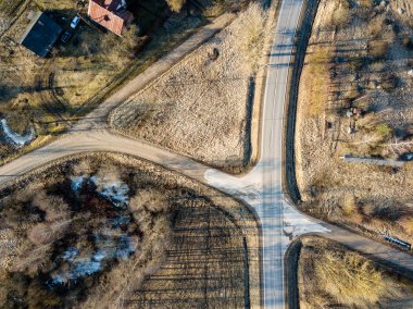 Drone görüntü. evleri ve yol şebeke ile kırsal bölgenin havadan görünümü