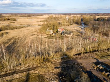 Drone görüntü. evleri ve yol şebeke ile kırsal bölgenin havadan görünümü