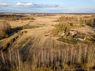 Drone görüntü. evleri ve yol şebeke ile kırsal bölgenin havadan görünümü