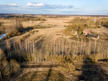 Drone görüntü. evleri ve yol şebeke ile kırsal bölgenin havadan görünümü