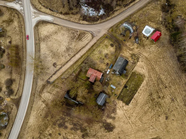 Imagen del dron. Vista aérea del área rural con casas y ortiga de carretera — Foto de Stock