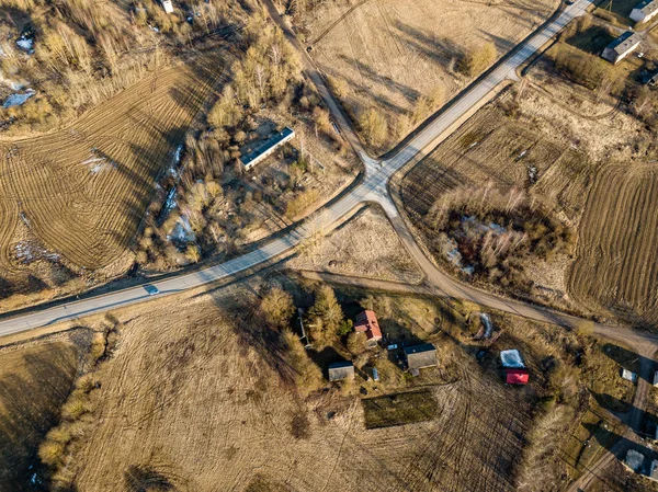 Imagen del dron. Vista aérea del área rural con casas y ortiga de carretera — Foto de Stock