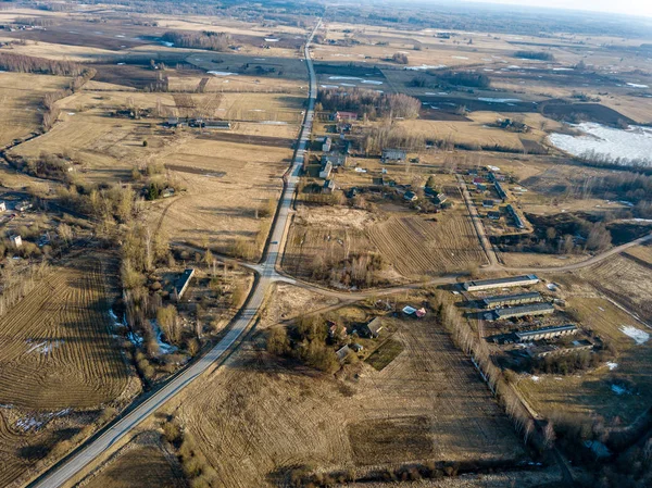 DRONY obrázek. Letecký pohled na venkovské oblasti s domy a silniční sítě — Stock fotografie