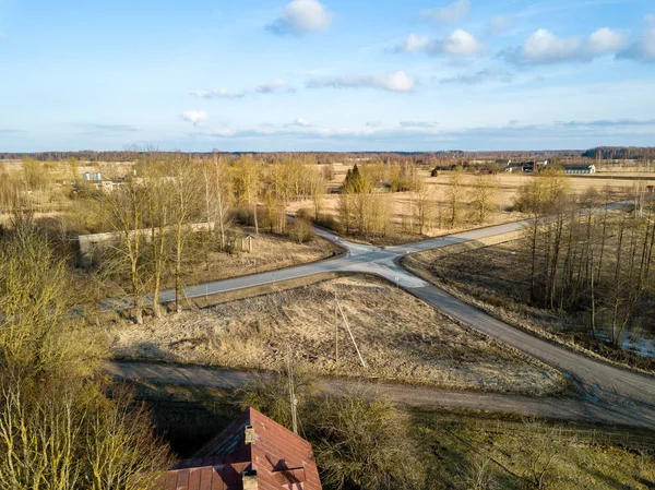 Изображение дрона. вид с воздуха на сельскую местность с домами и дорожной сетью — стоковое фото