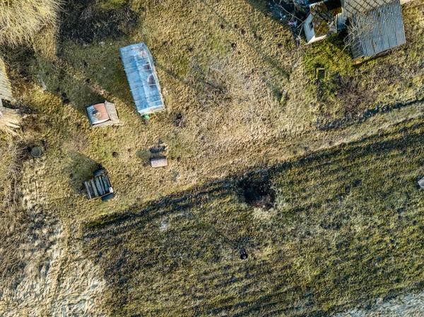 Imagem de drone. vista aérea da zona rural com casas e rede rodoviária — Fotografia de Stock