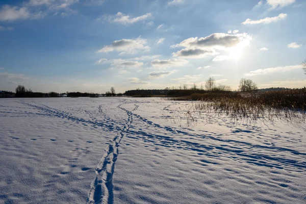 Gyalogút a hó alatt a befagyott tó-vidéken — Stock Fotó