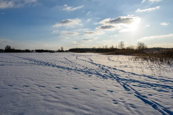 Gyalogút a hó alatt a befagyott tó-vidéken — Stock Fotó