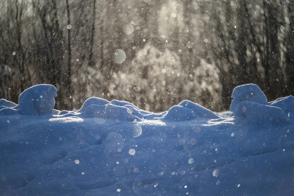 Снігові пластівці падають в заметіль з білим сніговим фоном — стокове фото