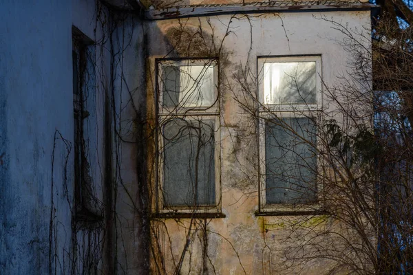 Detalhes da antiga casa rural. madeira e pedra elemento de arquitetura — Fotografia de Stock