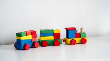 Bebek ahşap oyuncak tren seti beyaz arka plan üzerinde