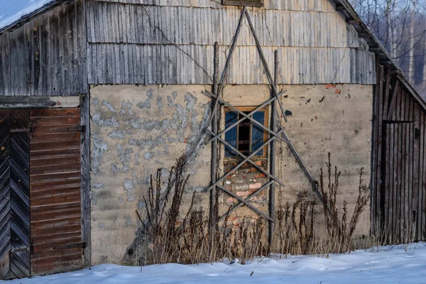 Platteland-details van de oude huis. hout en stenen het platform EME — Stockfoto