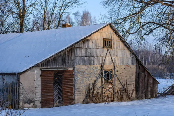 Старые детали загородного дома. Дерево и каменная архитектура — стоковое фото