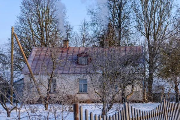 Stary wiejski dom szczegóły. drewno i kamień architektura IOSKU — Zdjęcie stockowe