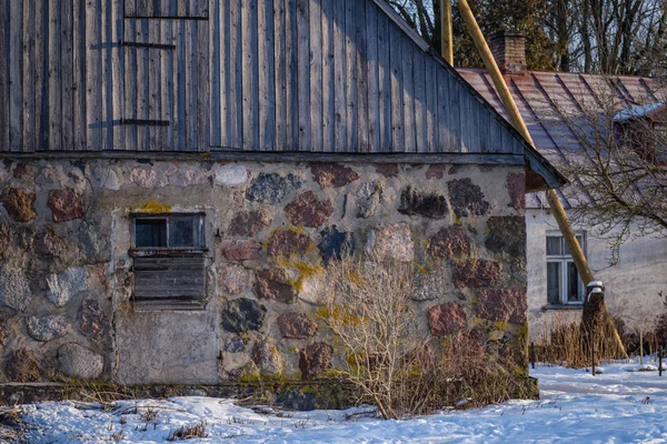 Stary wiejski dom szczegóły. drewno i kamień architektura IOSKU — Zdjęcie stockowe