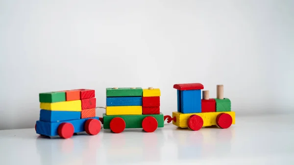 Dětské dřevěné hračky vlakových souprav na bílém pozadí — Stock fotografie