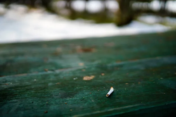 A régi fából készült asztal cigaretta csikk — Stock Fotó