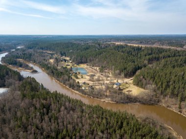 Drone görüntü. Bahar orman Nehri'nin havadan görünümü. Gauja, girllikeiCinsiye