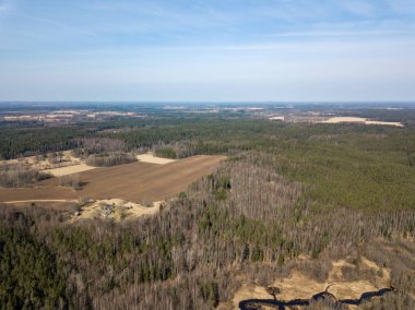 Drone görüntü. Bahar, Gauja, L donmuş nehir kıyısı havadan görünümü