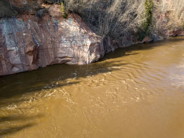 Image de drone. vue aérienne de la rivière forestière au printemps. Gauja, Latvi — Photo