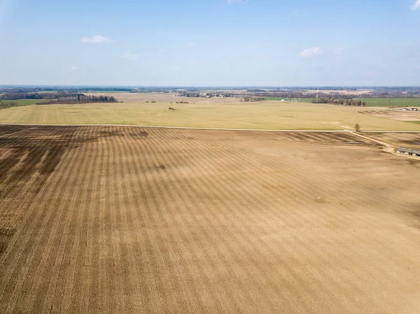 DRONY obrázek. Letecký pohled na mokré obdělávané zemědělské pole ne — Stock fotografie