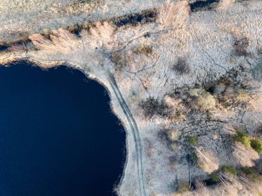Drone görüntü. Bataklık, göller ve fo ile kırsal bölgenin havadan görünümü