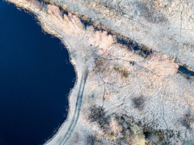 Drone görüntü. Bataklık, göller ve fo ile kırsal bölgenin havadan görünümü