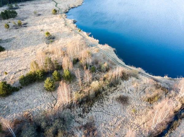 Imagem de drone. vista aérea da zona rural com pântanos, lagos e fo — Fotografia de Stock