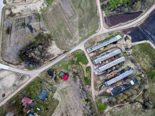 Imagen del dron. Vista aérea de la zona rural con red de carreteras de grava — Foto de Stock