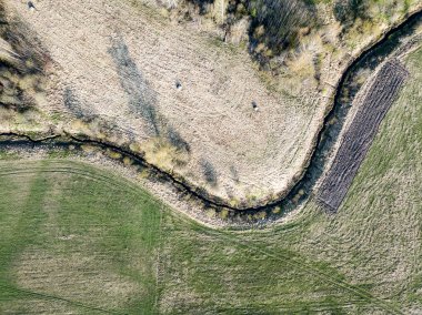 Drone görüntü. kırsal alanın wawy nehir iyon ormanının ile havadan görünümü