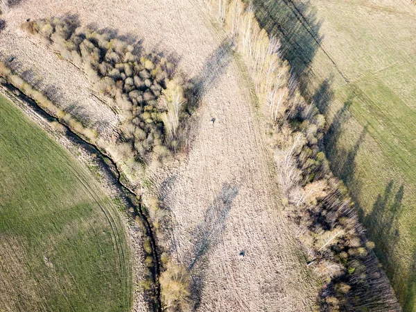 Imagen del dron. Vista aérea de la zona rural con frentes de iones de río ondulados —  Fotos de Stock