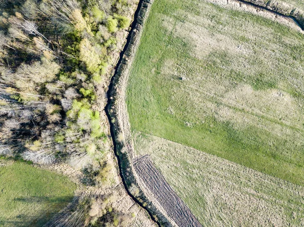 Drone bild. Flygfoto över landsbygden med pebben floden ion fores — Stockfoto