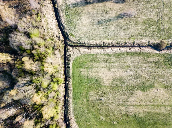 Drone bild. Flygfoto över landsbygden med pebben floden ion fores — Stockfoto