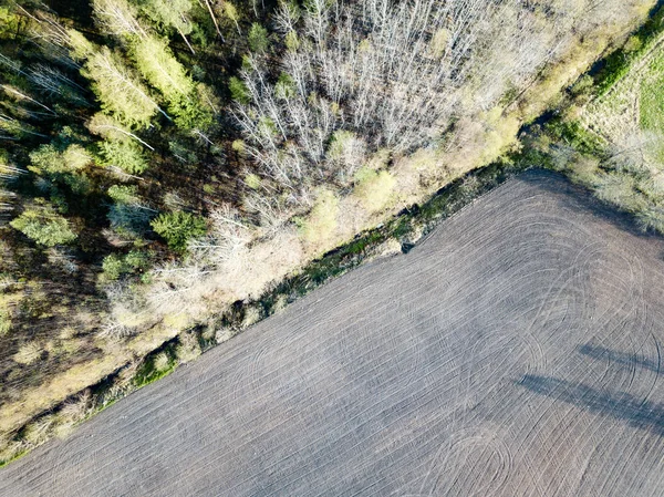 Κηφήνας εικόνα. Αεροφωτογραφία της αγροτικής περιοχής με φρεσκοτριμμένο καλλιεργείται ένα — Φωτογραφία Αρχείου